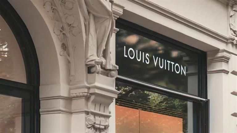 عاملوها باستخفاف.. امرأة صينية تنتقم من موظفي متجر بطريقة لن تتخيلها