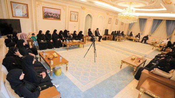 «أم الإمارات».. مسيرة عطاء في دعم وتمكين المرأة الإماراتية في جلسة بمركز سالم بن حم الثقافي