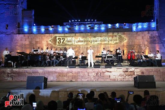 مدحت صالح يقدم موهبة غنائية بحفل مهرجان القلعة