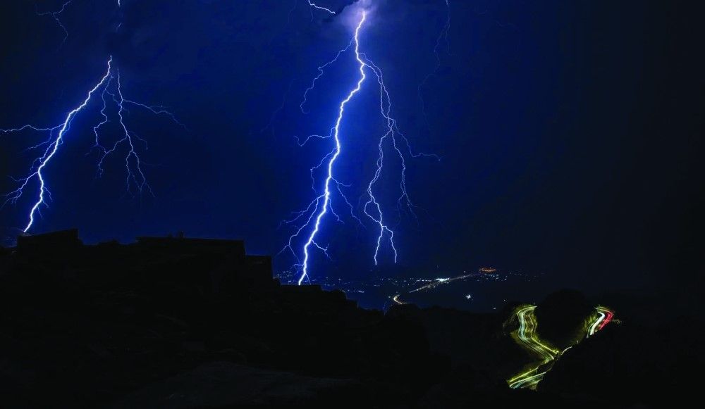 "الأرصاد" يكشف حقيقة ظاهرة "البرق الراجع"