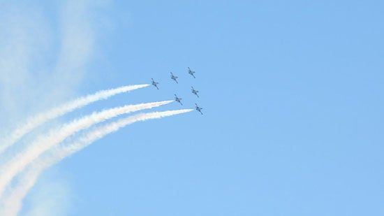 إثارة وحماس فى انطلاق العرض الجوى بسماء العلمين .. صور