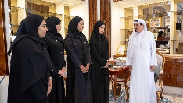 حميد بن راشد يستقبل موظفات الديوان الأميري بعجمان.. ويشيد بإنجازات المرأة الإماراتية