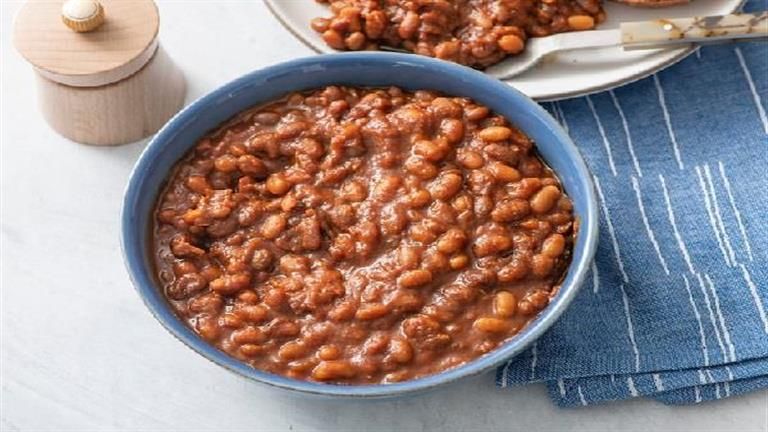 مفاجأة.. كيف يؤثر طبق الفول بالبصل والثوم على صحة القولون؟