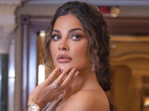 اللبنانية نادين نجيم تكشف عن خلفيتها بفيديو فاضح على السرير دون ملابس