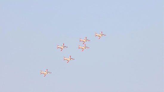 إثارة وحماس فى انطلاق العرض الجوى بسماء العلمين .. صور