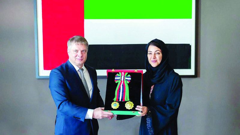 الامارات | رئيس الدولة يمنح سفير جمهورية بيلاروس وسام الاستقلال من الدرجة الأولى