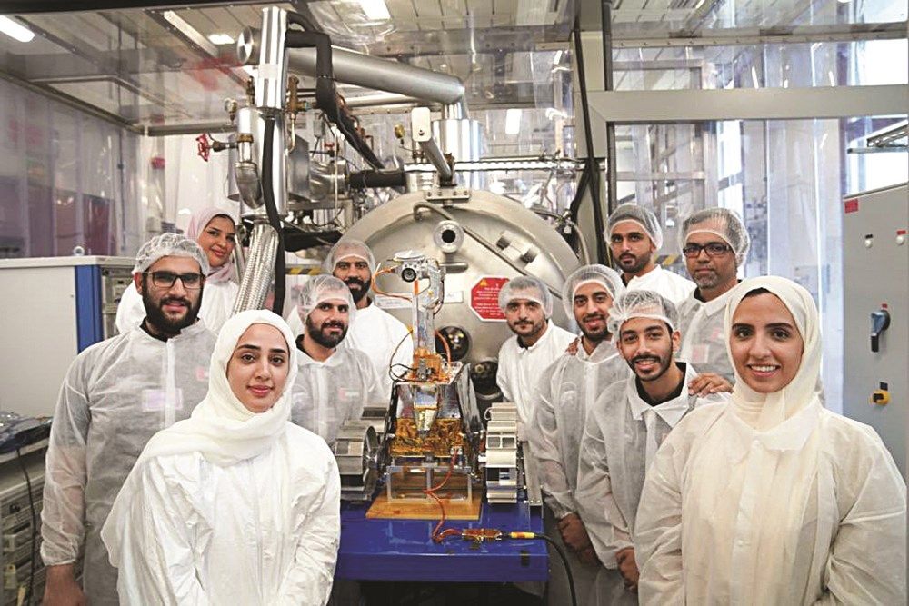 المرأة الإماراتية.. حضور فاعل في قطاع الفضاء