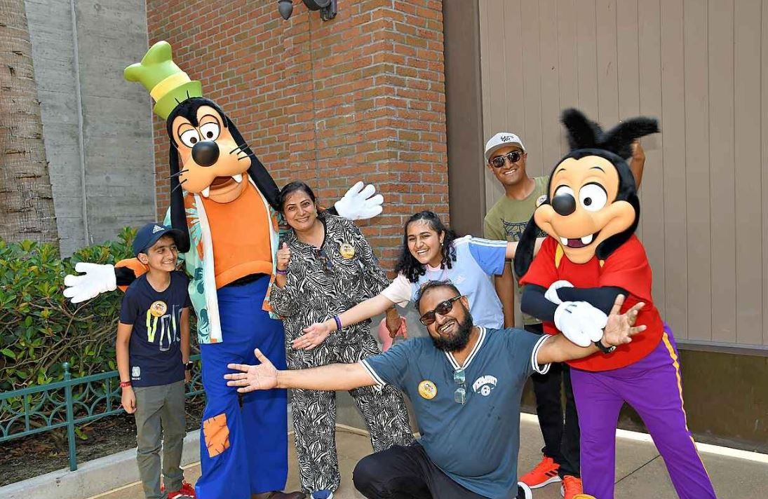 الامارات | مؤسسة "تحقيق أمنية" تُحقّق حلم الطفلة ناهل بزيارة ديزني لاند في أورلاندو