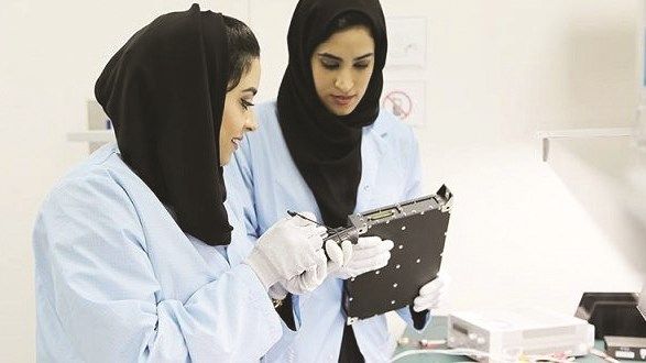 المرأة الإماراتية.. حضور فاعل في قطاع الفضاء