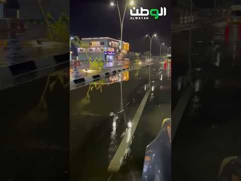 أمطار الفجر تقطع الكهرباء وتحتجز السيارات في الباحة والدرب