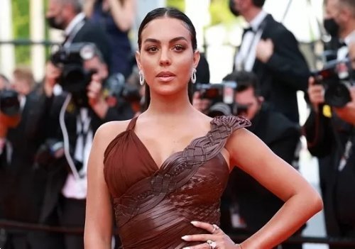 للكبار فقط.. الحسناء جورجينا صديقة كريستيانو رونالدو تتجاوز المحظور بظهور خادش للحياء كشفت المستخبي