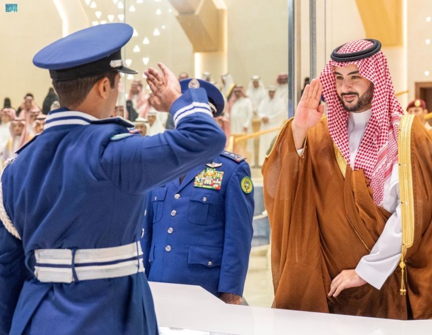 وزير الدفاع يرعى حفل تخريج الدفعة 104 من طلبة كلية الملك فيصل الجوية