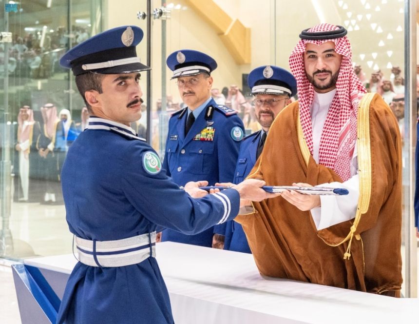 وزير الدفاع يرعى حفل تخريج الدفعة 104 من طلبة كلية الملك فيصل الجوية