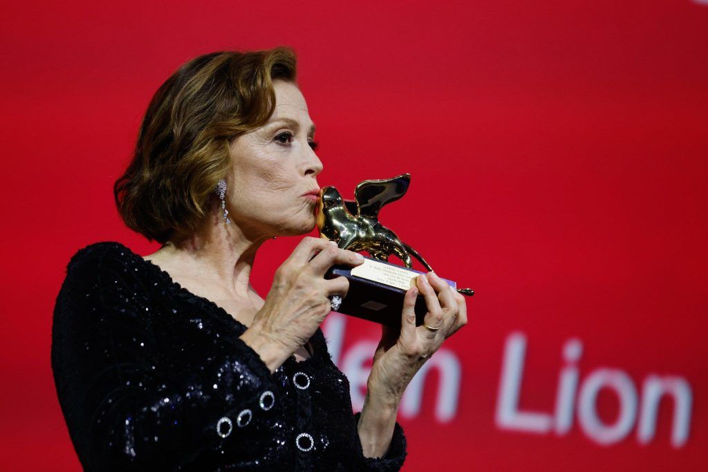 سيغورني ويفر مكرّمة بجائزة الأسد الذهبي في مهرجان فينيسيا السينمائي الدولي