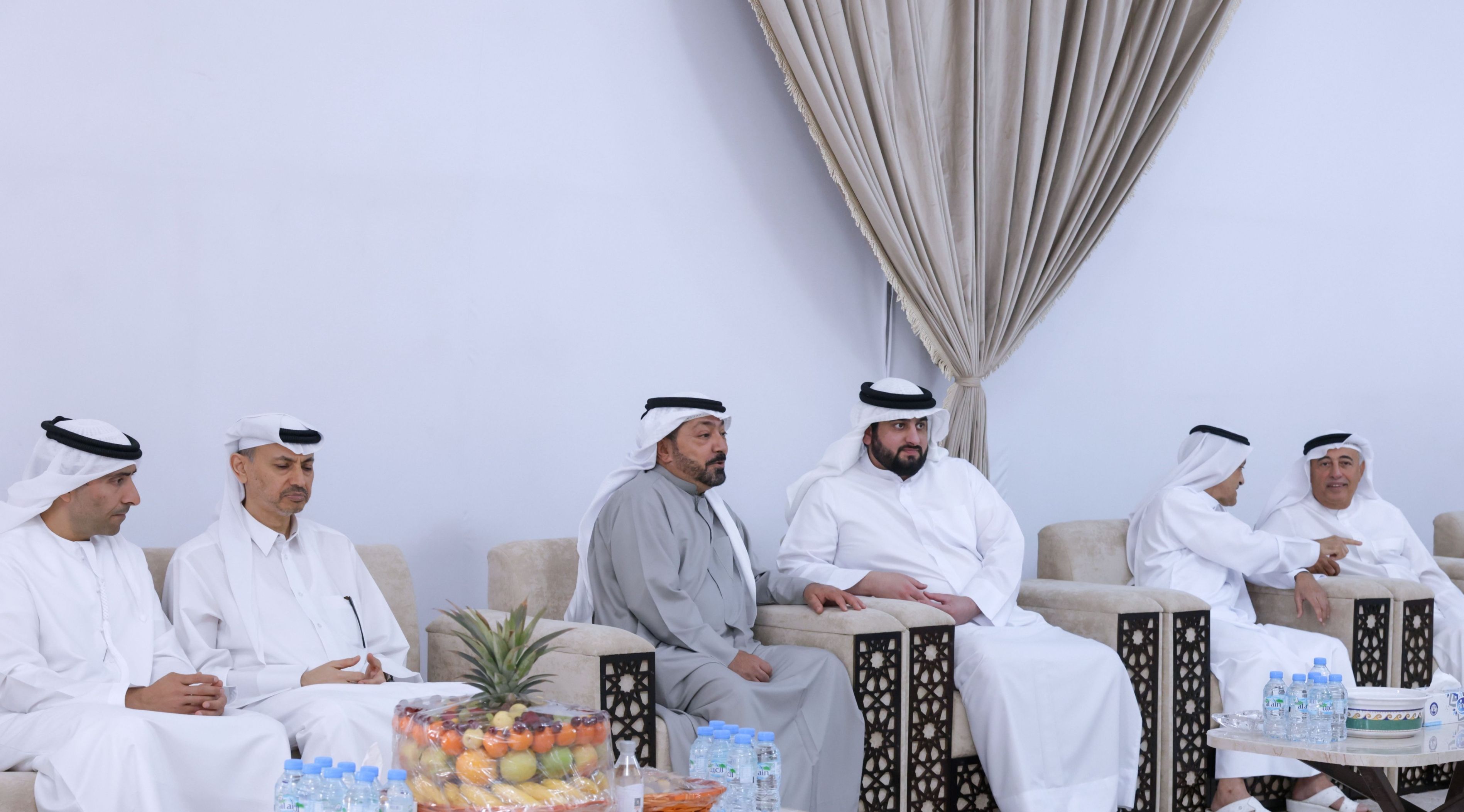 الامارات | أحمد بن محمد يقدم واجب العزاء في وفاة موزة بنت عبيد بن راشد المرّي