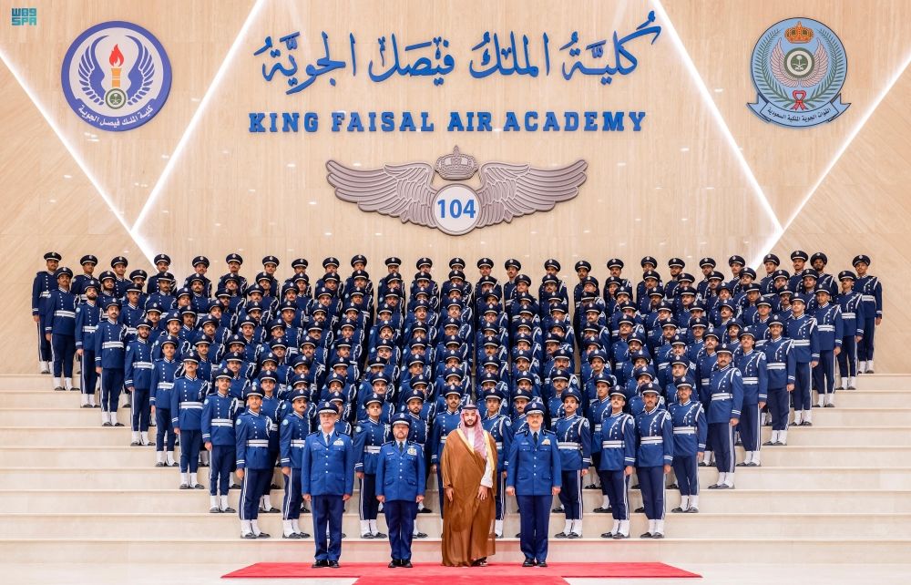 وزير الدفاع يرعى حفل تخريج الدفعة 104 من طلبة كلية الملك فيصل الجوية