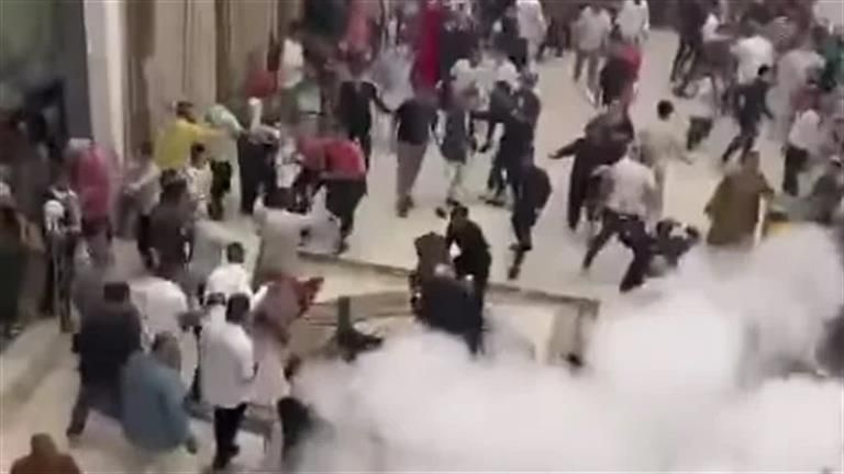 ضرب بالكراسي.. فرح يتحول إلى معركة بسبب الوجبات