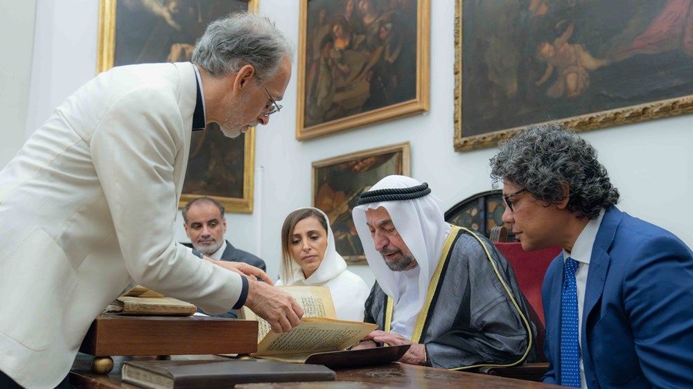 حاكم الشارقة يزور مكتبة الأمبروزيانا الإيطالية في ميلانو