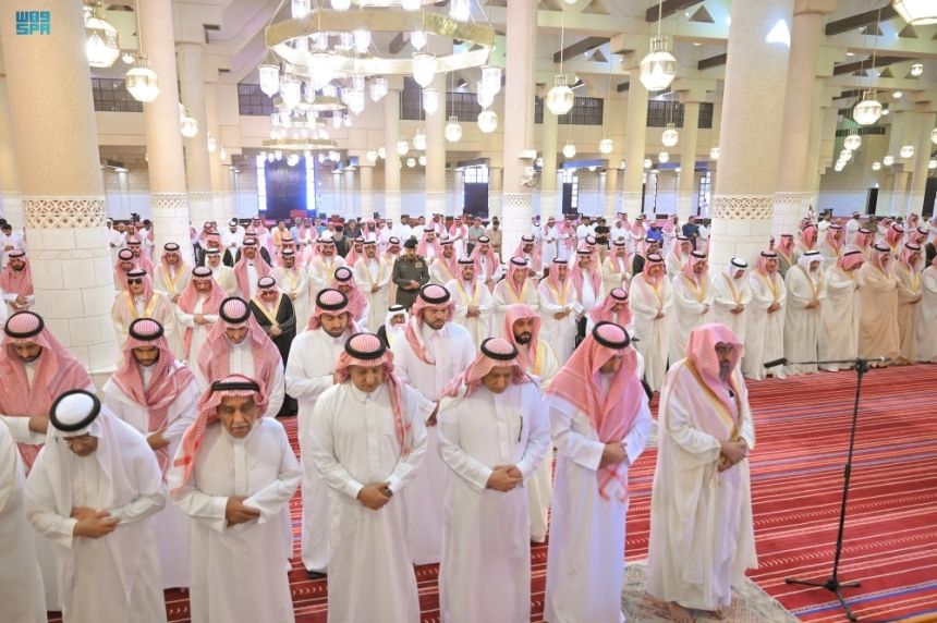 نائب أمير الرياض يؤدي صلاة الميت على الأميرة نورة بنت عبدالله آل عبدالرحمن آل سعود