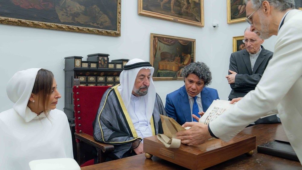 حاكم الشارقة يزور مكتبة الأمبروزيانا الإيطالية في ميلانو