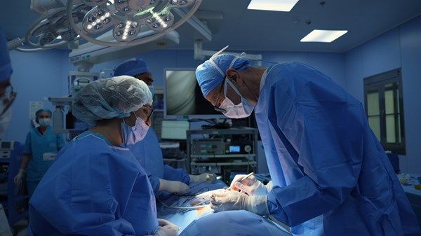 لأول مرة في الدولة.. "أبوظبي للخلايا الجذعية" يجري عملية تجميد لمبيض طفلة