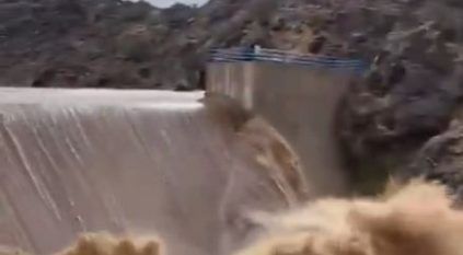 لقطات لجريان سيول وادي رملان في جازان