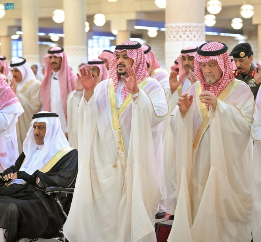 نائب أمير الرياض يؤدي صلاة الميت على الأميرة نورة بنت عبدالله آل عبدالرحمن آل سعود