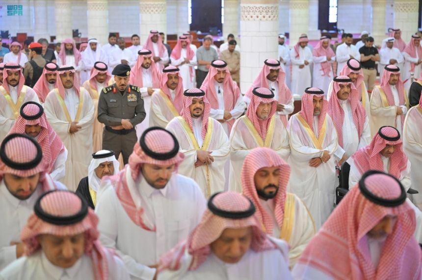 نائب أمير الرياض يؤدي صلاة الميت على الأميرة نورة بنت عبدالله آل عبدالرحمن آل سعود