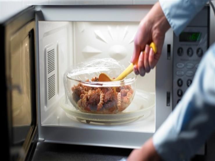 لماذا تنفجر بعض أنواع الأطعمة في الميكرويف؟