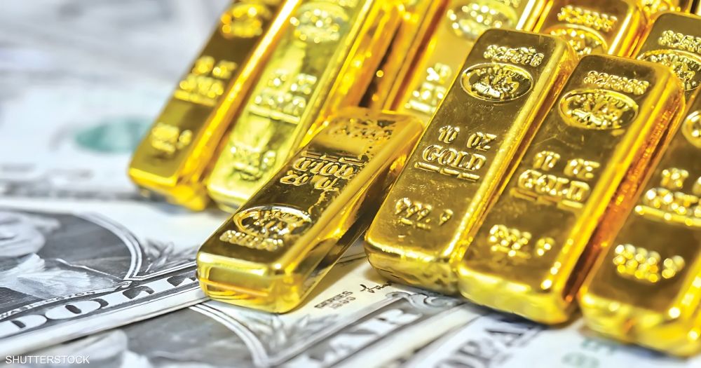 الذهب يتجه لتسجيل مكاسب شهرية رغم تراجع أسعاره
