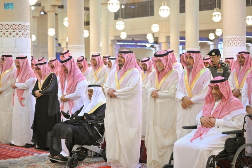 نائب أمير الرياض يؤدي صلاة الميت على الأميرة نورة بنت عبدالله آل عبدالرحمن آل سعود