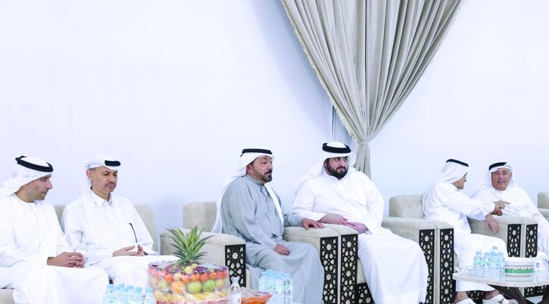الامارات | أحمد بن محمد يقدم واجب العزاء في وفاة موزة  بنت عبيد بن راشد المرّي