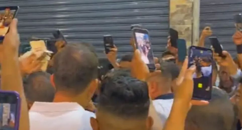 الامارات | جزائري يستفز الحاضرين في العرس: دفع 25 ألف دولار نقوطاً للمغني (فيديو)