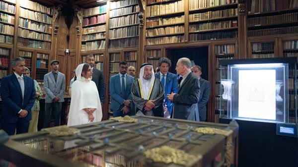 حاكم الشارقة يزور مكتبة الأمبروزيانا الإيطالية في ميلانو
