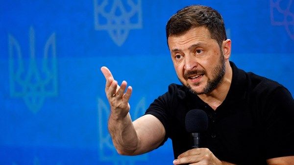 زيلينسكي يقيل أحد كبار قادة الجيش