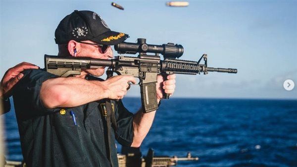 إقالة قائد المدمرة الأمريكية يو إس إس جون إس ماكين بسبب فقدان الثقة