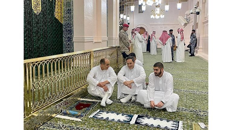 بالصور.. علاء وجمال مبارك يؤديان مناسك العمرة