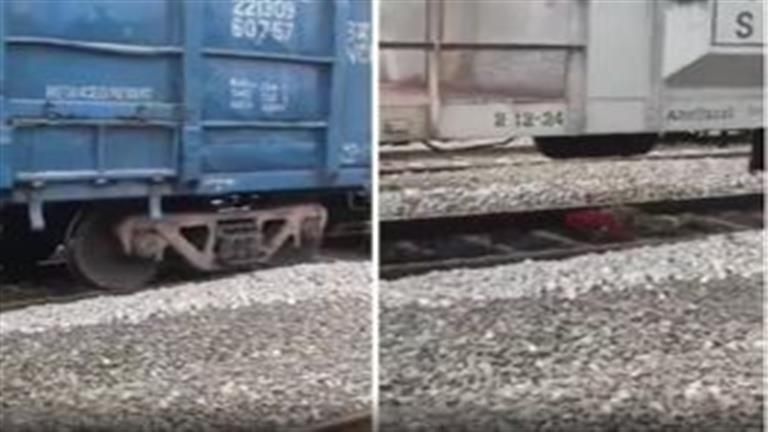 امرأة تنجو بأعجوبة بعد مرور قطار فوقها.. فيديو مرعب
