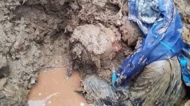 الخليج اليوم .. صوره مؤلمة لا توصف.. يمنية تحتضن طفلها تحت أنقاض السيل