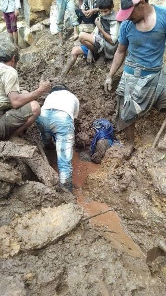 الخليج اليوم .. صوره مؤلمة لا توصف.. يمنية تحتضن طفلها تحت أنقاض السيل