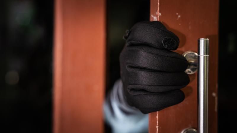 الامارات | لص يهوى المطالعة ينسى أنه في عملية سرقة وينشغل بالقراءة
