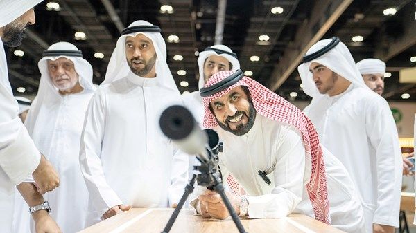 طالب بن صقر القاسمي يطلع على آخر الابتكارات في «أبوظبي الدولي للصيد والفروسية»