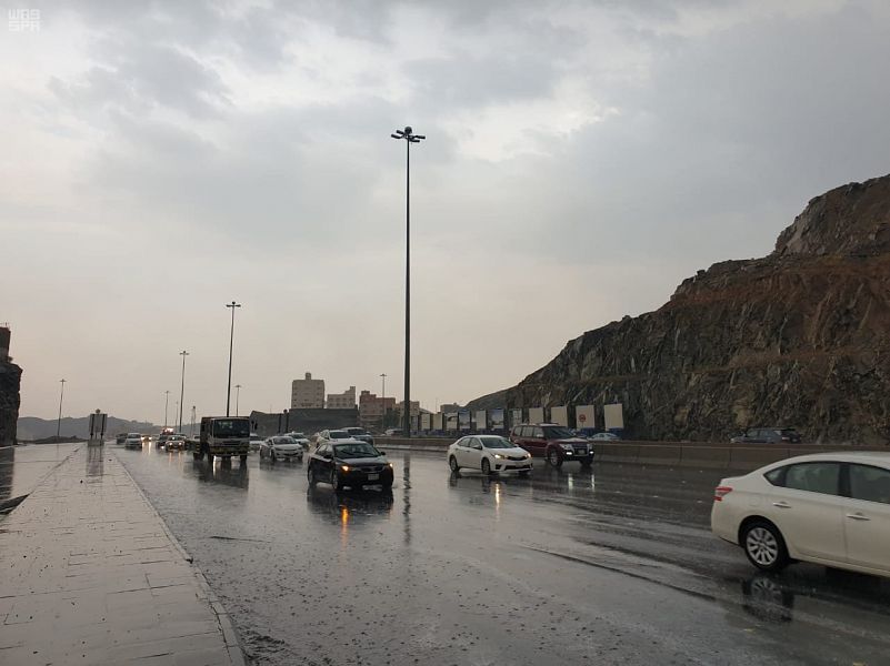 أمطار جدة قد تستمر لما بعد منتصف الليل