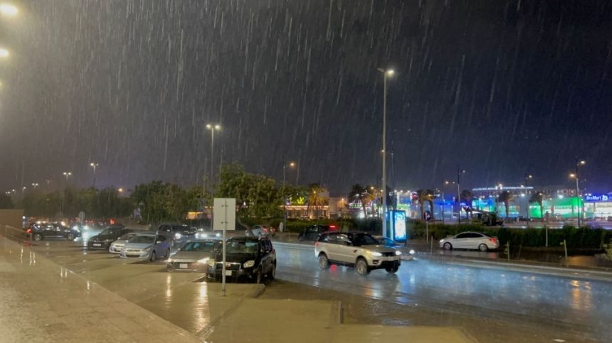 أمطار غزيرة ورياح شديدة على جدة
