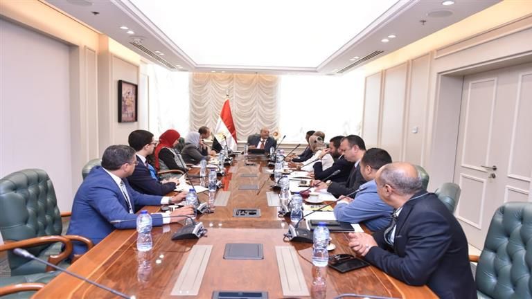 وزير العمل يبحث مع وفد من بنك مصر استيفاء نسبة تعيين الـ5% من ذوي الهمم