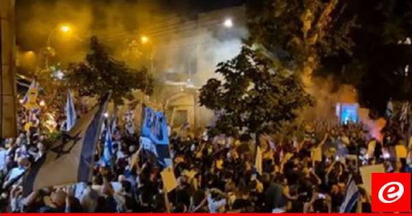 يديعوت أحرونوت: آلاف المتظاهرين يحيطون بمقر حزب الليكود الحاكم في تل أبيب