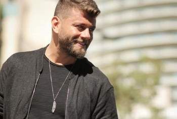 خاص - ربيع بارود يكشف سر أغنيته " الحب عم يربح " والفيديو الذي ظهر فيه مع إحدى معجباته