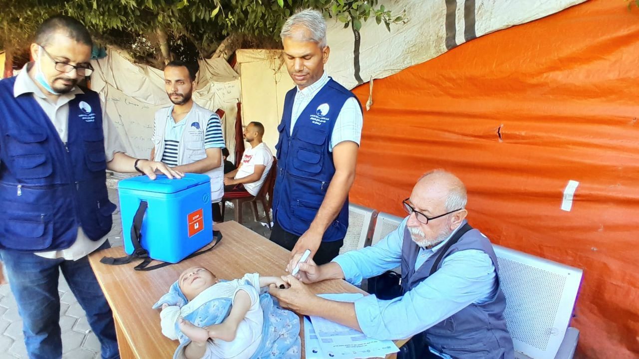 استمرار حملة التطعيم الطارئة ضد شلل الأطفال بالمحافظة الوسطى لليوم الثالث.. صور