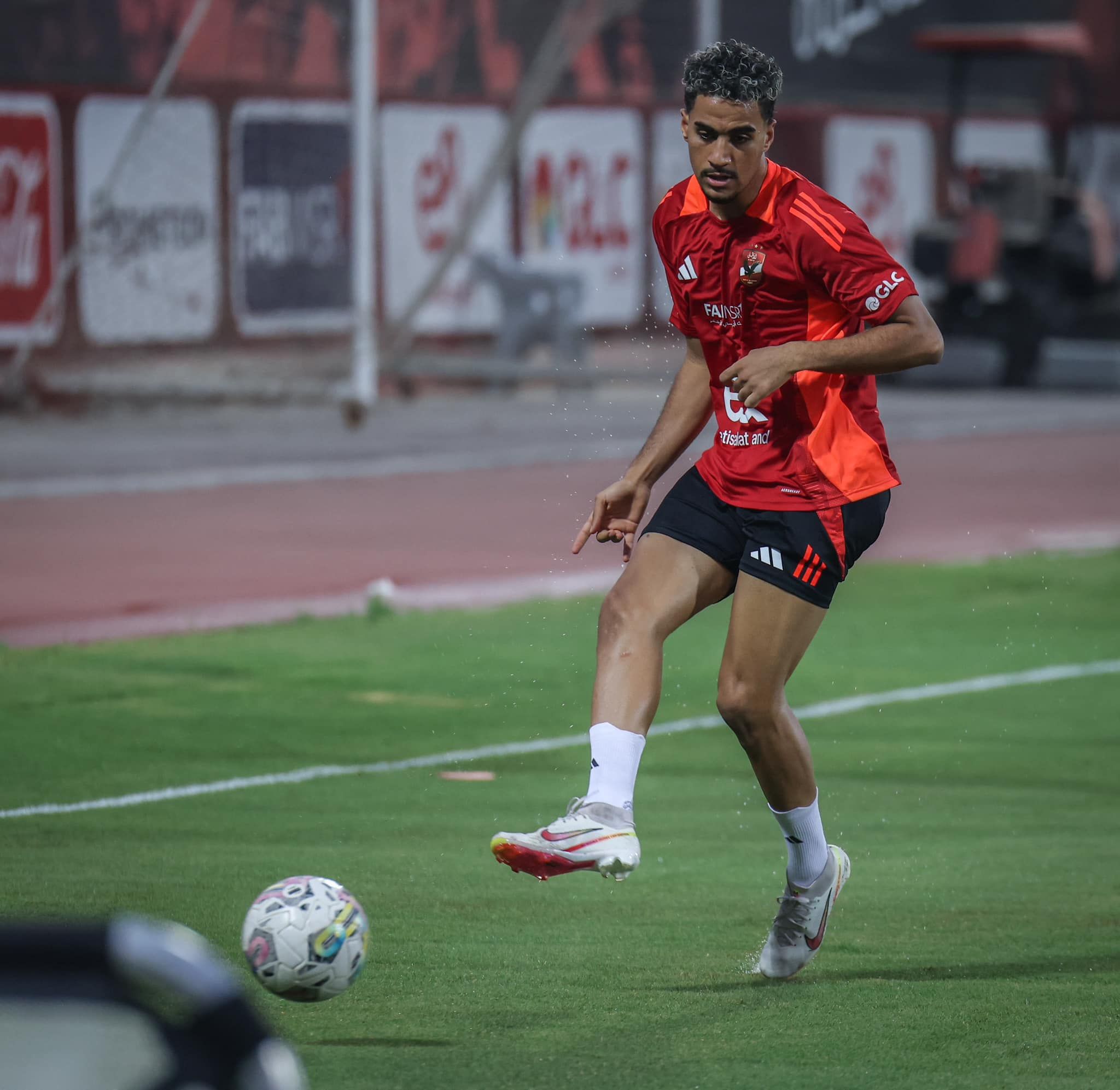 تيشيرت الأهلي الجديد يجذب الأنظار في بداية الاستعداد للموسم المقبل.. صور