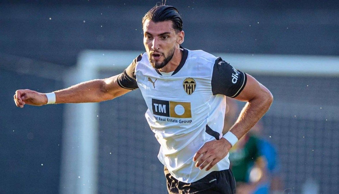 الامارات | إيقاف مهاجم فالنسيا رافا مير بتهمة الاعتداء الجنسي